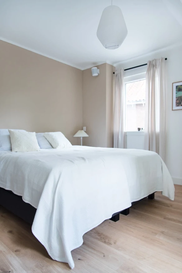Radiator cover in bedroom