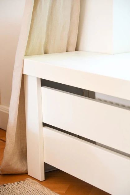 The Cabinet als radiatorombouw en vensterbank in één close up