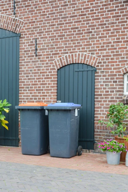 Twee containers zonder container ombouw (before foto)