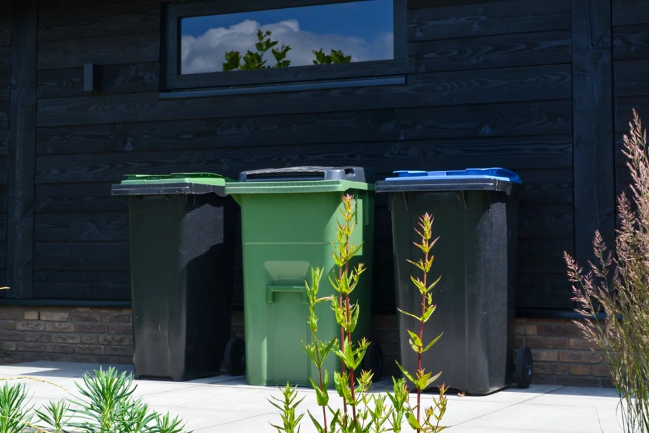 Drie containers zonder container ombouw (before)