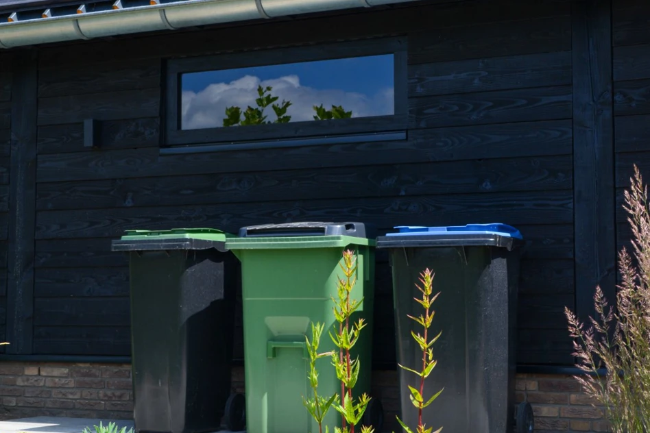 Drie containers zonder container ombouw (before)