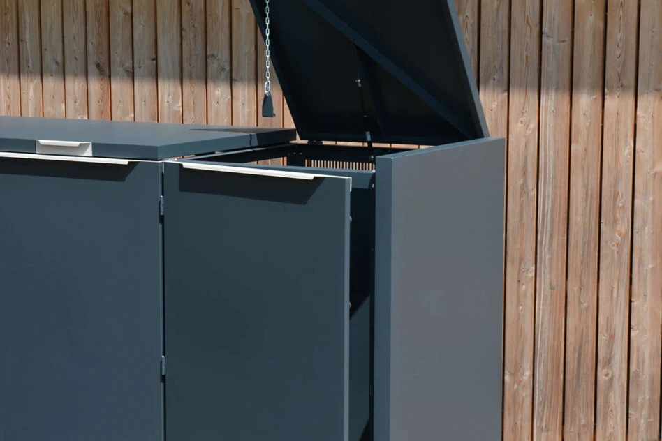 Container ombouw Sentimo 'The Hideaway' voor 3 containers in RAL 7016 Fine Texture in de uitvoering 'Essential' met de deur en de deksel open