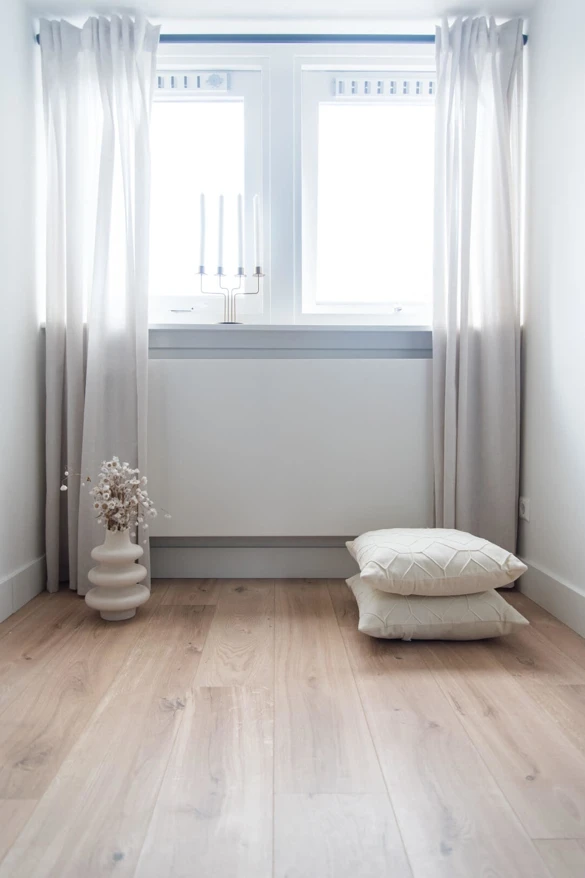 Radiator cover in bedroom (1)