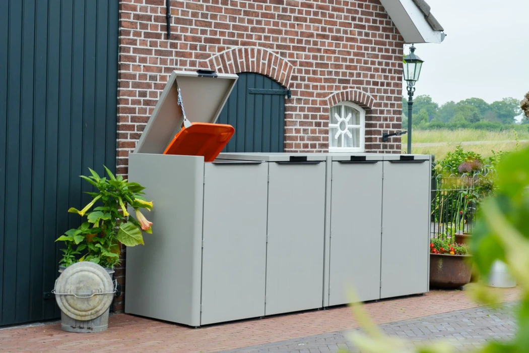 Kliko ombouw van Sentimo 'The Hideaway' voor vier kliko's in RAL 7030 Fine Texture (steengrijs) met handgrepen in RAL 9005 Fine Texture (gitzwart) met één deksel open in de uitvoering 'Signature'