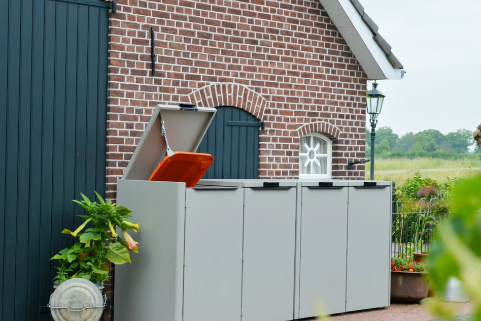 Kliko ombouw van Sentimo 'The Hideaway' voor vier kliko's in RAL 7030 Fine Texture (steengrijs) met handgrepen in RAL 9005 Fine Texture (gitzwart) met één deksel open in de uitvoering 'Signature'